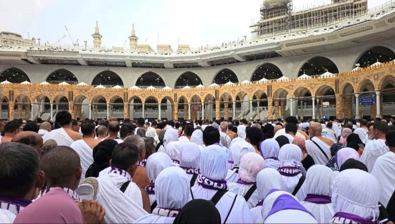RAMPUNG: Jemaah haji Jember dan dunia tampak berdesakan dalam menjalankan ibadah yang menjadi tanda selesainya haji.