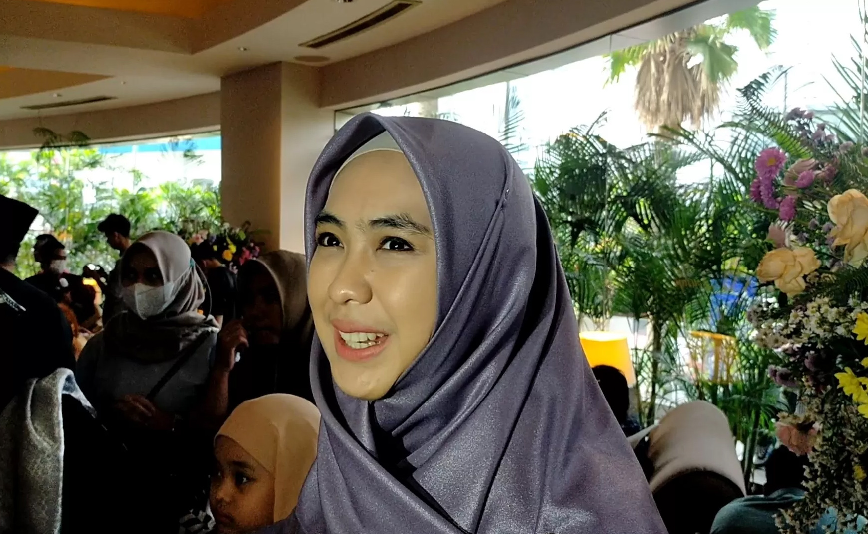 Oki Setiana Dewi merupakan salah satu pubik figur yang bergelar doktor.