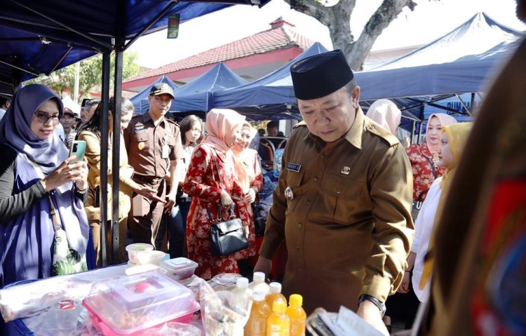 LANGSUNG MENINJAU: Bupati Jember Hendy Siswanto turut melihat langsung kegiatan pasar murah yang menggunakan dana DBHCT 2023 di Kantor Kecamatan Sumbersari, kemarin.