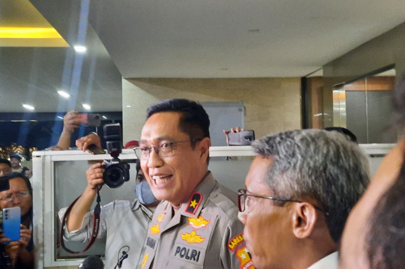 Direktur Tindak Pidana Umum (Dittipidum) Bareskrim Polri Brigjen Pol. Djuhadhani Rahadjo Puro memberikan keterangan pers kepada wartawan usai pemeriksaan pengasuh Pondok Pesantren Al Zaytun Panji