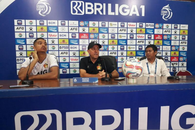 Tim Persik Kediri memberikn keterangan pers setelah pertandingan melawan tim tamu, Borneo FC di Stadion Brawijaya, Kediri, Jawa Timur, Senin (3/7/2023).