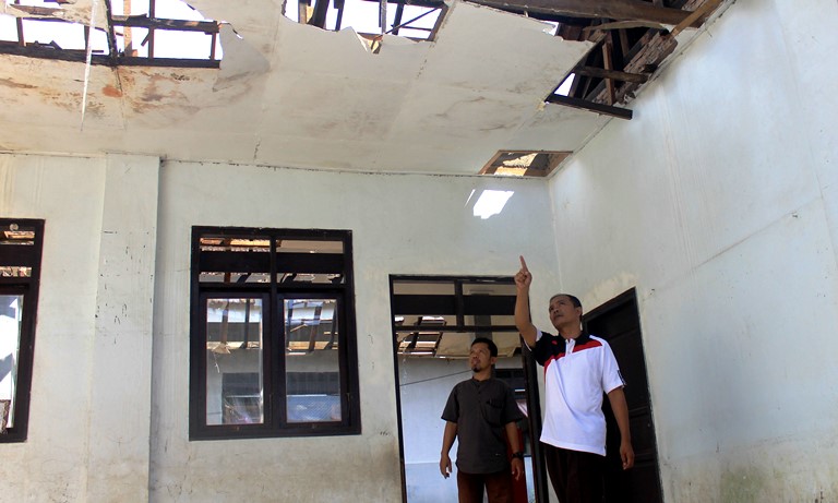 ADA HARAPAN: Ruang kelas di SDN 2 Pakis, Kecamatan Panti, rusak parah sebelum diperbaiki. Kondisi ini sempat menjadi perhatian kepolisian dan saat ini dilakukan renovasi.