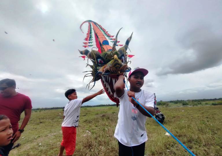 PUNYA CARA SENDIRI: Komunitas pencinta layangan bermain layang-layang di pesisir Dusun Jadukan, Mojosari, Puger.