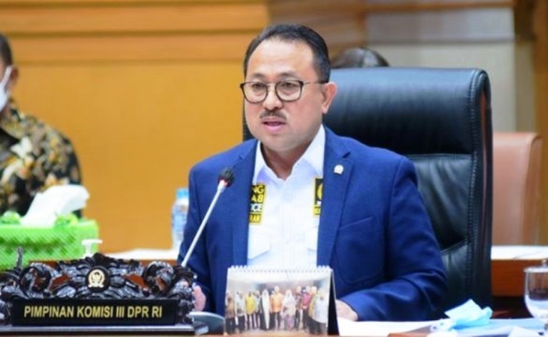SAMPAIKAN PENJELASAN: Pimpinan Komisi III DPR RI H. Pangeran Khairul Saleh.