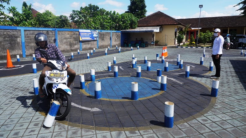 TETAP WAJIB: Warga melakukan uji praktik SIM di lintasan Satlantas Polres Jember. Jalur ini nantinya akan disesuaikan dengan arahan Kapolri.