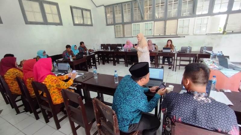 DISKUSI: Sejumlah kepala sekolah, pengawas, dan guru SD di Jember mengikuti refleksi akhir tahun pelajaran sekolah penggerak di SMPN 1 Jember, Juni lalu.