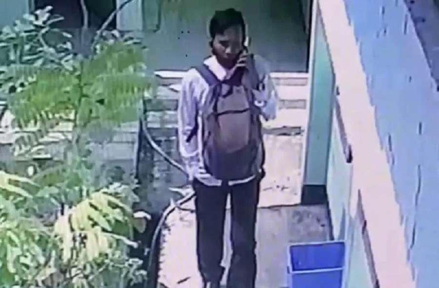 Dalam rekaman CCTV &nbsp;terlihat seorang laki-laki mencuri motor milik Kepala SMPN 5 Kota Probolinggo Zubaidah.