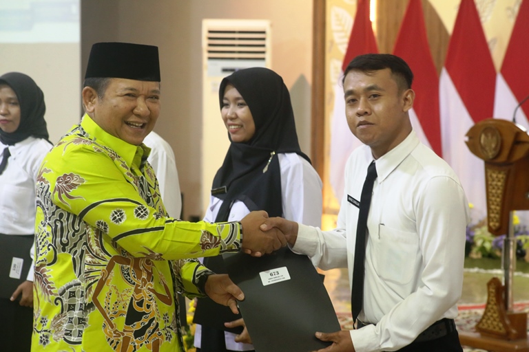 BERIKAN SK: Bupati Jember Hendy Siswanto menyerahkan SK PPPK tahun 2022 kepada ratusan guru secara simbolis di Aula PB Sudirman, kemarin (6/7).