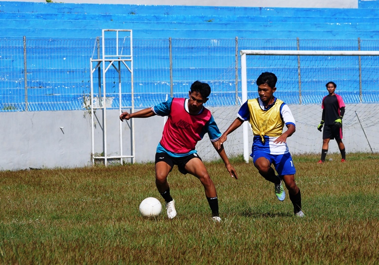 LATIHAN RUTIN: Para pemain bola putra berlatih di Stadion Notohadinegoro, Jember, kemarin pagi. Hingga kini formasi tim sepak bola putra belum terbentuk.
