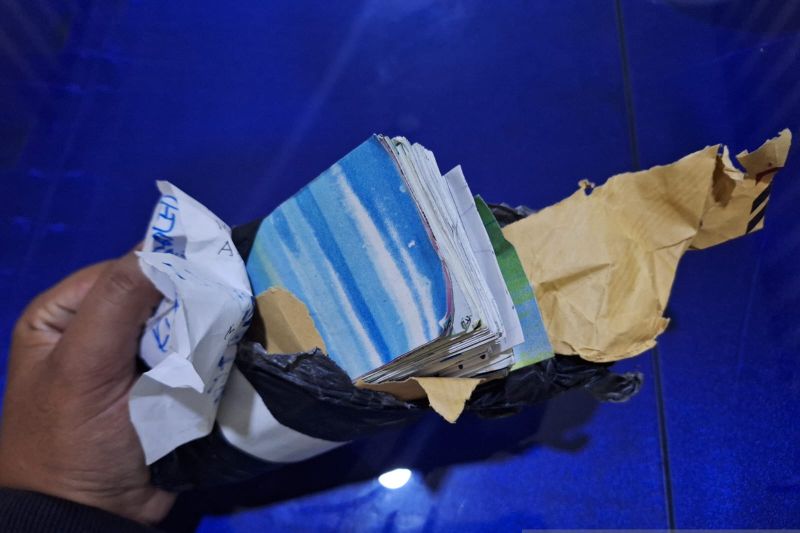 Potongan kertas menyerupai uang kertas yang dijadikan barang bukti kasus penipuan dengan modus dukun pengganda uang yang tersangkanya ditangkap personel Polsek Sukaraja di Kampung Legoknyenang, Desa P