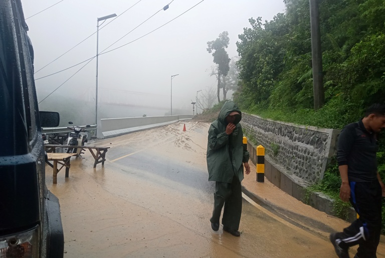 TUTUP: Longsor yang terjadi di KM 59, tepatnya sebelum Jembatan Curah Kobokan, Lumajang. Akses menuju ke Malang saat ini dialihkan lewat Probolinggo.