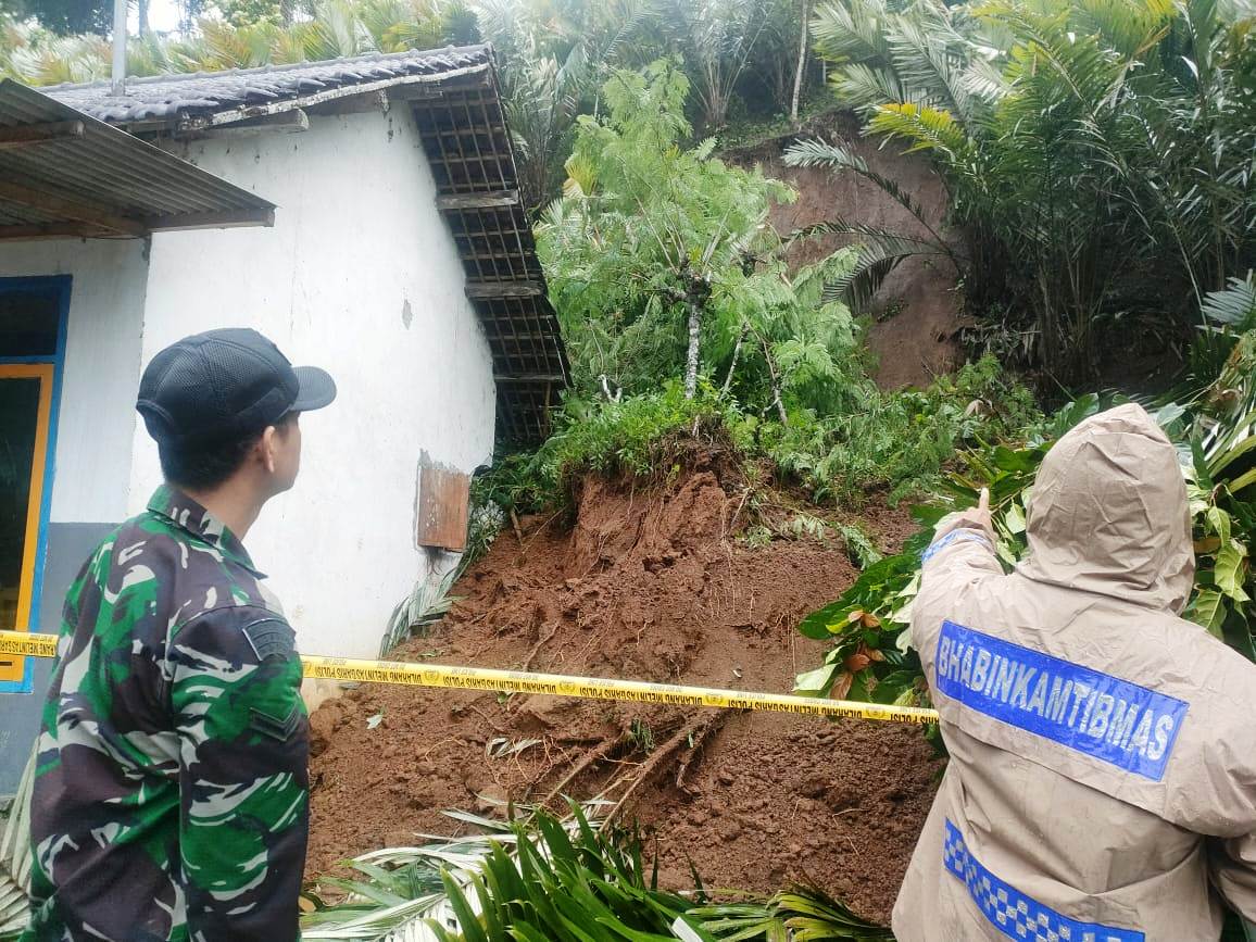 LONGSOR: Penampakan rumah Seger, warga Desa Sumberurip, Kecamatan Pronojiwo, Lumajang, yang tertimpa longsor.