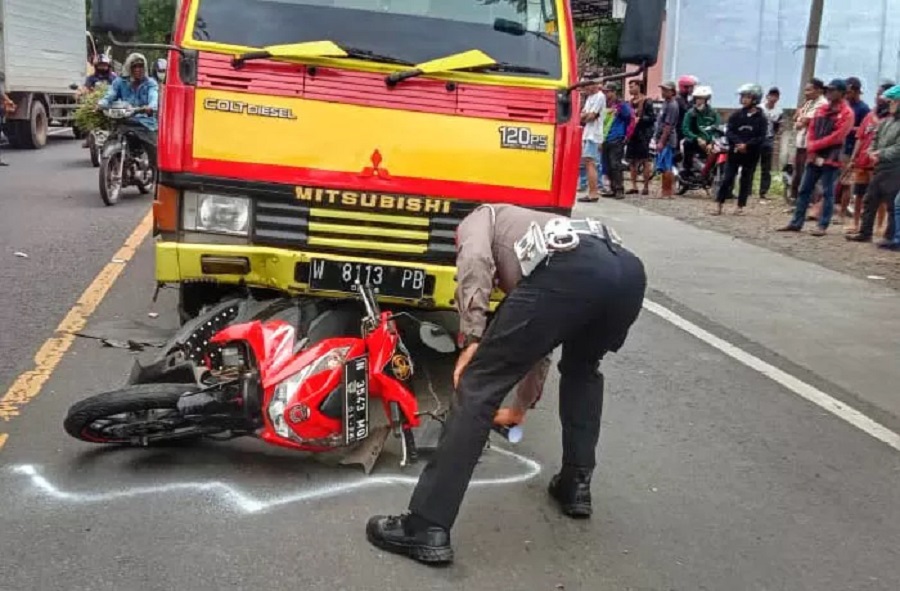 Personel Satlantas Polres Probolinggo melakukan olah TKP kecelakaan maut di Kecamatan Kraksaan beberapa waktu lalu.