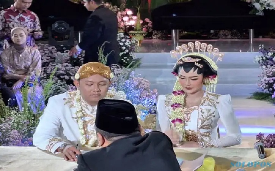 Tampak Penyanyi Denny Caknan dan Bella Bonita saat prosesi ijab kabul pernikahan di Hotel Sun Madiun, Jumat (7/7)
