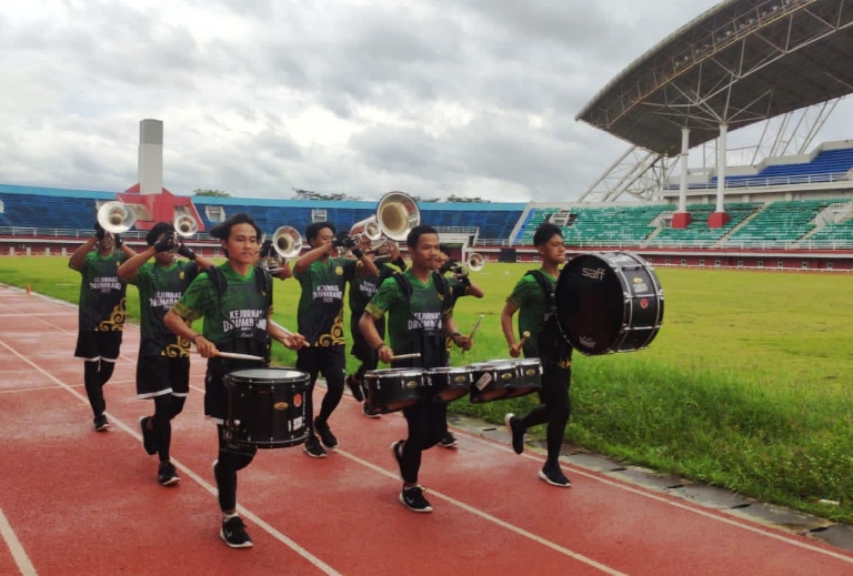 TARGET LOLOS: Para pemain Jember Marching Band saat latihan di Stadion Jember Sport Garden, kemarin. Latihan ini juga dilihat langsung tim monev PDBI Jatim.