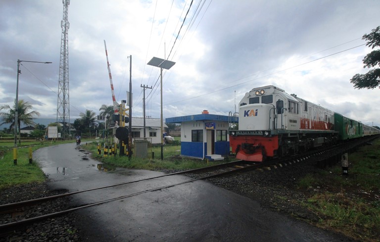 JAGA KESELAMATAN: Palang pintu baru di perlintasan kereta api (KA) Jalan Merak, Desa Jubung, Kecamatan Sukorambi, belum beroperasi, Jumat (7/7).
