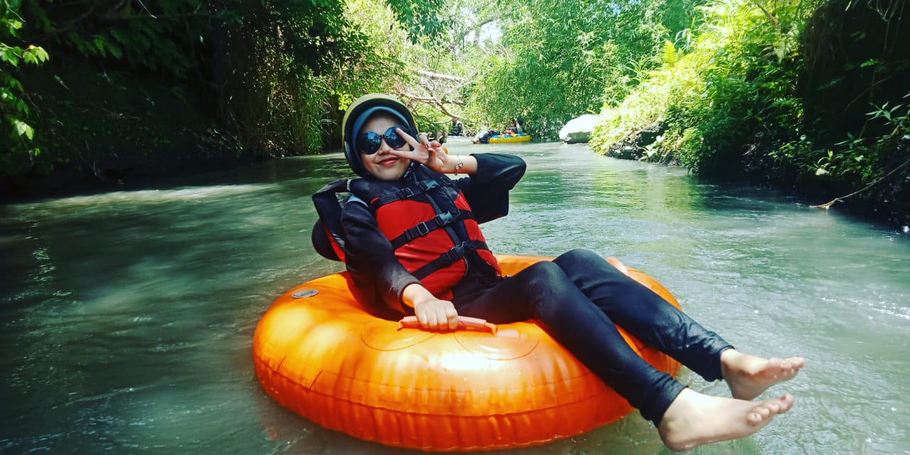MENIKMATI: Wisatawan Bondowoso menyusuri aliran sungai wonosroyo, kegiatan tubing cukup menantang untuk dimainkan