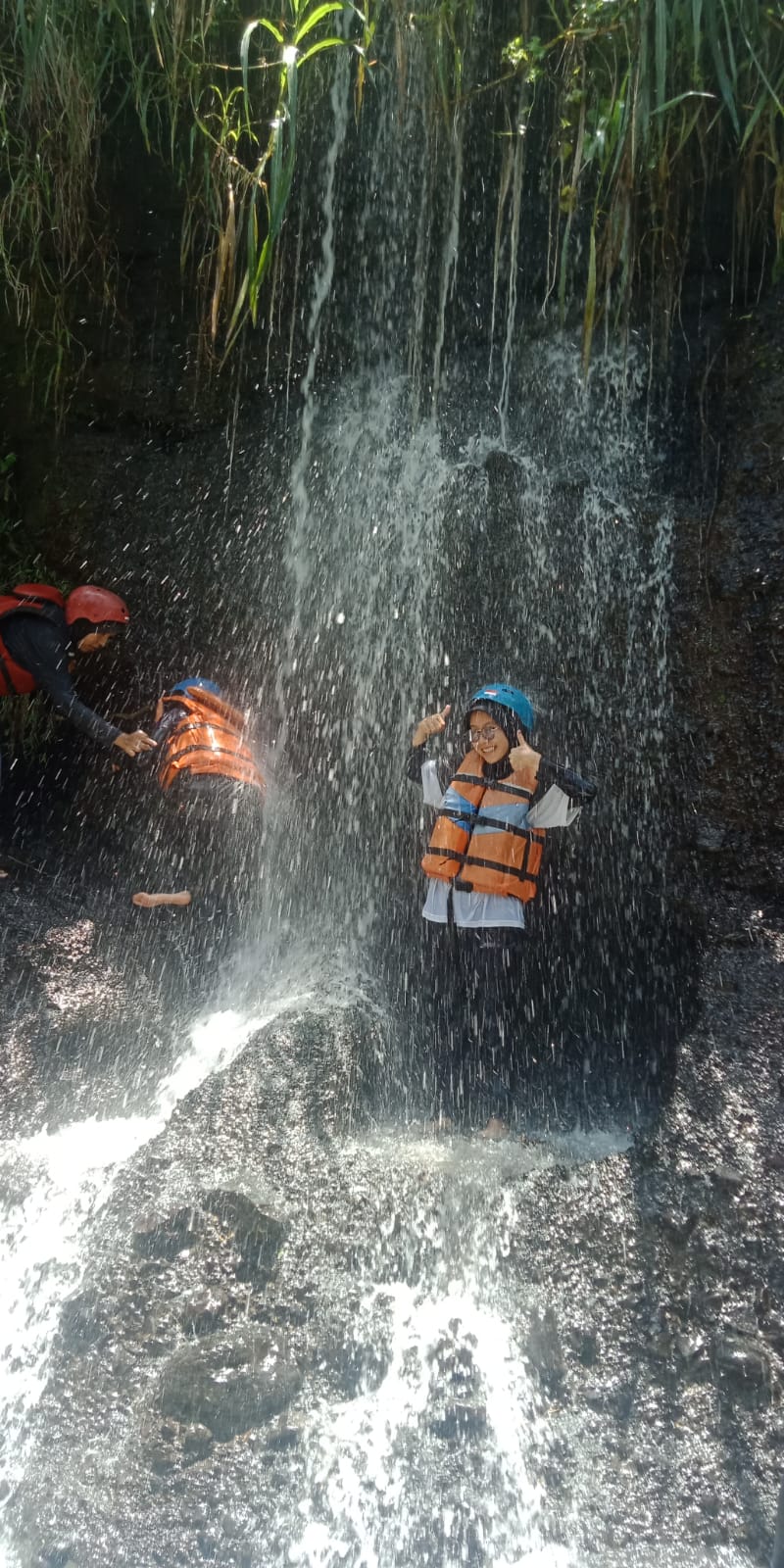 BERPOSE: WIsatawan menikmati air terjun mini yang berada di sungai Wonosroyo rute permainan tubing,