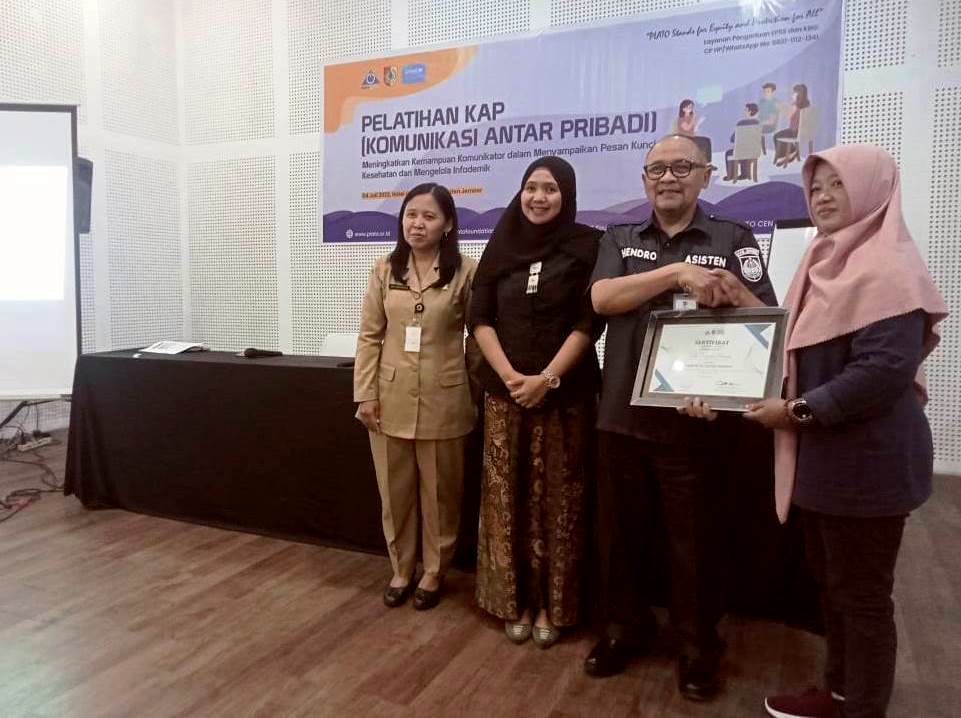 APRESIASI: Plt Kepala Dinas Kesehatan Jember dr Hendro Soelistijono menyerahkan penghargaan kepada salah satu Kader RCCE pada acara penutupan pelatihan KAP di salah satu hotel di Jember, Selasa (4/7).