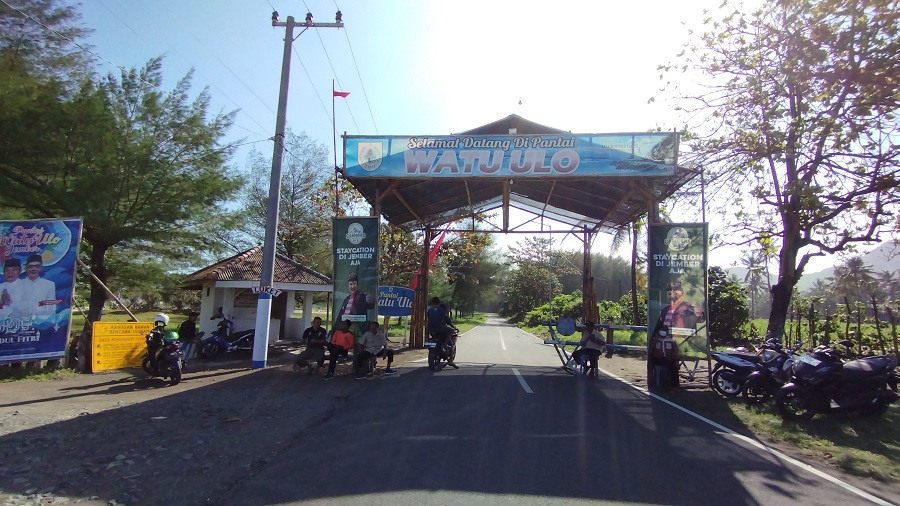 KURANG KETAT: Warga di sekitar Pantai Watu Ulo yang tidak ditarik karcis masuk, kemarin (9/7).