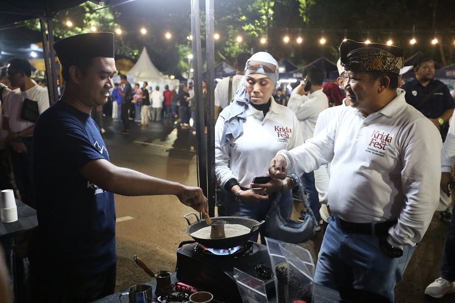 LIHAT BARISTA RACIK KOPI: Bupati Jember Hendy Siswanto meninjau salah satu barista yang menggunakan teknik masak pasir untuk meracik kopi pada acara peringatan Hari Krida Pertanian Ke-51 di Alun-Alun