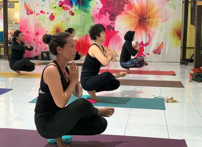 Ade Apryanis/Rame  LENTUR: Sejumlah peserta yoga ketika melakukan gerakan yang cukup sulit dengan mengandalkan konsentrasi dan kelenturan tubuh.