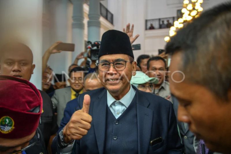 &nbsp;Pimpinan Pondok Pesantren Al Zaytun Panji Gumilang berjalan setibanya untuk menjalani pemeriksaan di Gedung Sate, Bandung, Jawa Barat, Jumat (23/6/2023).  &nbsp;