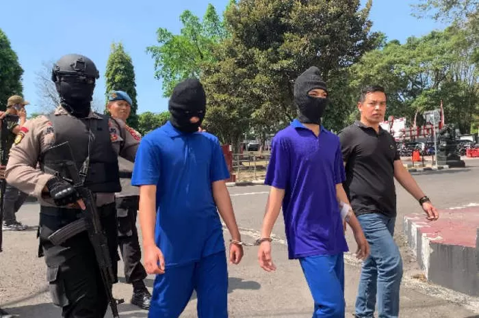 Pelaku penganiayaan dan kekerasan di Jalan Lingkar Salatiga (JLS) dibekuk. Ada dua kejadian pembacokan menggunakan senjata tajam dalam waktu hampir bersamaan.