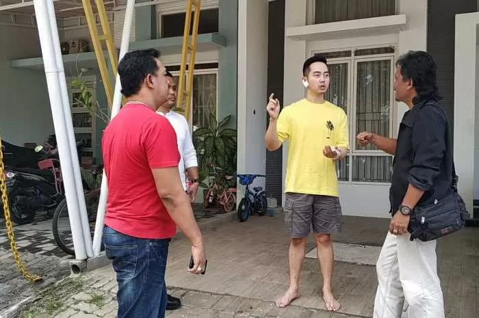 Michael Rendy Wiyono saat memberikan keterangan pada polisi di saat mendatangi rumah setelah ada percobaan perampokan Minggu (9/7).