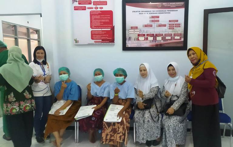 BERSINERGI: Para akseptor KB MOW metode mini lap ketika berada di RSUD dr H Koesnadi Bondowoso. Kegiatan ini merupakan kerja bareng antara Dinas Sosial P3AKB Bondowoso dengan RSUD dr H Koesnadi.