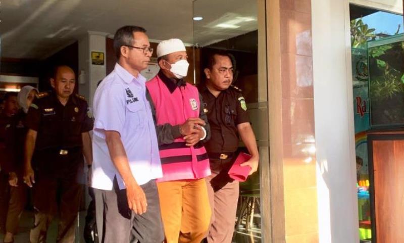 TERSANGKA RASUAH: Petugas Kejaksaan Negeri Jember menggelandang Edi Santoso, Kades Mundurejo ke Lapas, setelah ditetapkan sebagai tersangka kasus tindak pidana korupsi.