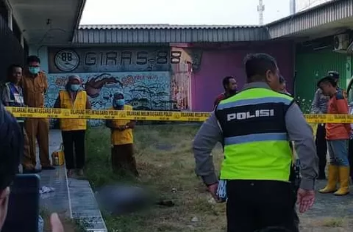 Petugas tengah mengevakuasi mayat dan ditemukan warga di ruko Bypass Kota Mojokerto, Selasa (11/7), mayat berjenis pria tersebut diduga tuna wisma alias gelandangan.