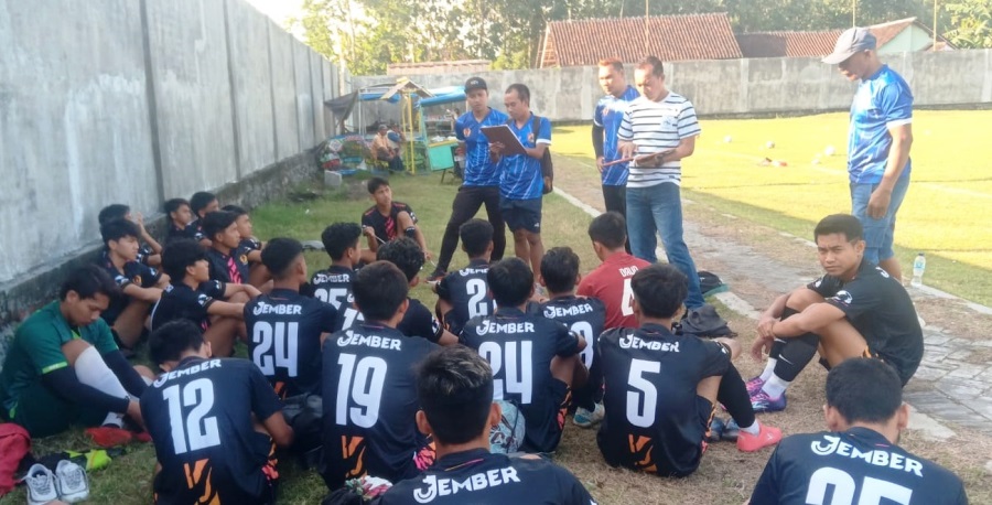 PERLU PERBAIKAN: Tim sepak bola putra yang dipersiapkan untuk Porprov VIII Jatim saat bermain melawan Kencong FC di lapangan bola Desa/Kecamatan Kencong, Minggu (10/7) lalu.