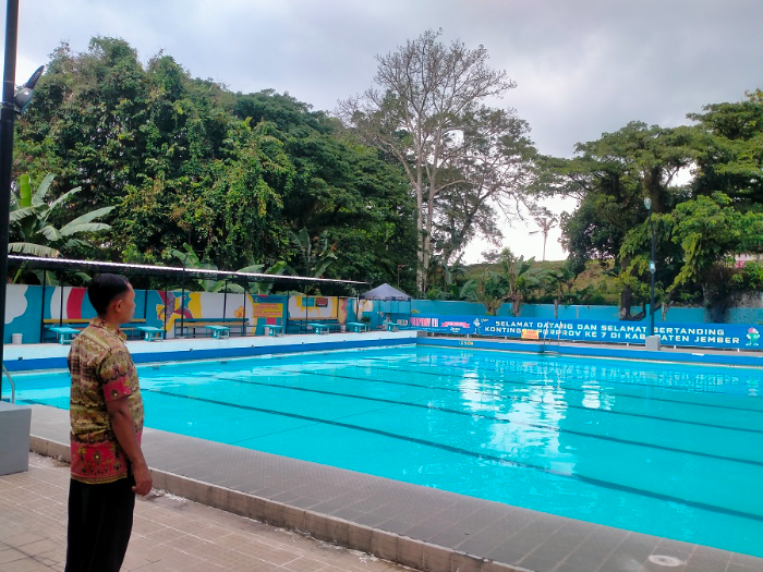 BELUM MAKSIMAL: Kolam Renang Kebonagung di Kelurahan Kebonagung, Kaliwates, belum difokuskan menjadi tempat pembinaan atlet renang Jember.