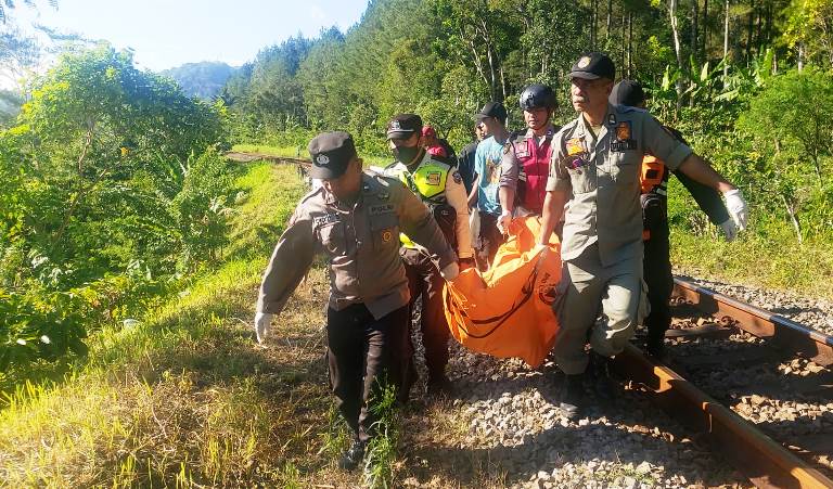 MIRIS: Sejumlah petugas mengevakuasi korban tertabrak kereta yang diduga sebagai ODGJ.