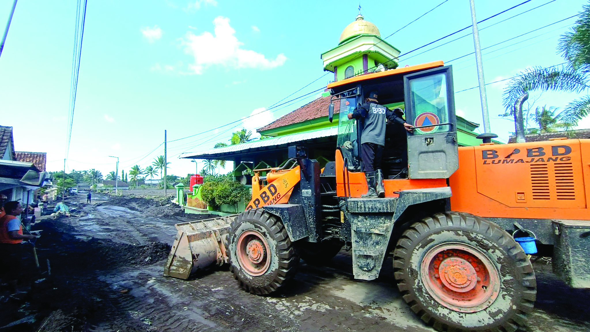 PENDUKUNG: Sejumlah alat dikerahkan untuk mempercepat proses pembersihan lumpur akibat lahar Semeru yang berlokasi di Desa Nguter.