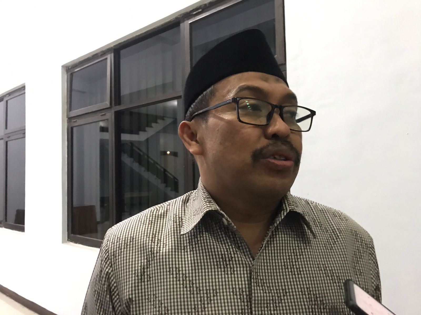 "Kalau misalnya Plt Kadinkes seorang wadir RSUD, berarti nanti dr Yus bertanggung jawab atau laporan ke dr Lukman Hakim. Padahal di institusi rumah sakit, dr Lukman lebih rendah."  TOHARI,&nbsp;Ketua Komis