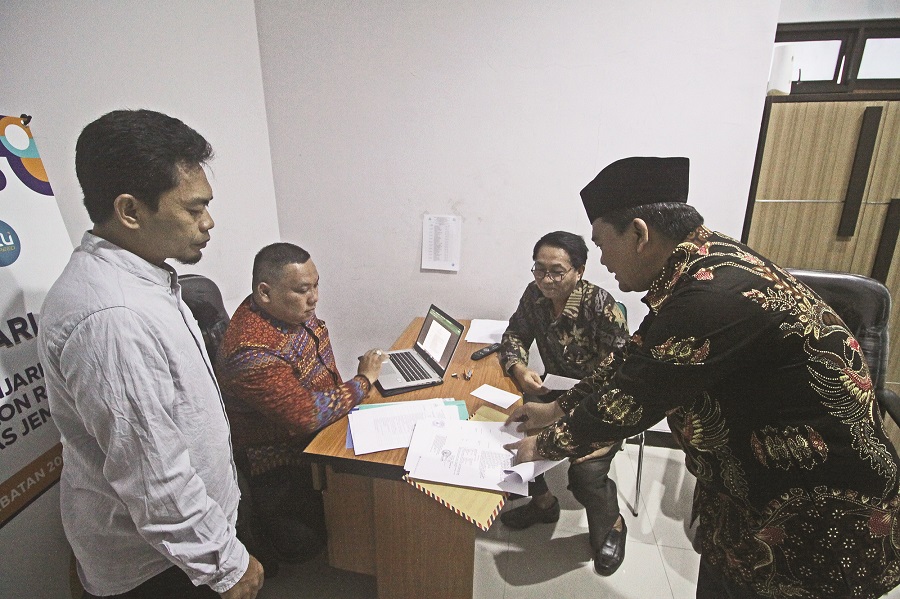 RESMI DITUTUP: Prof Ahidul Asror, Dekan Fakultas Dakwah, mendaftar bacarek. Setelahnya, ada tiga tokoh yang mendaftar di hari terakhir.