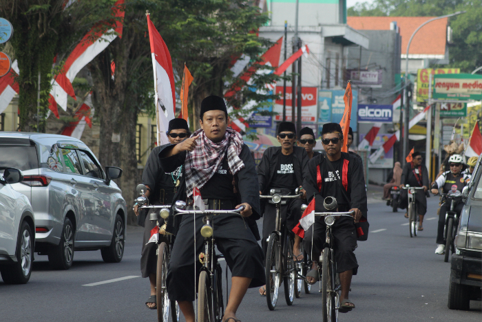 Bersepeda dengan riang gembira