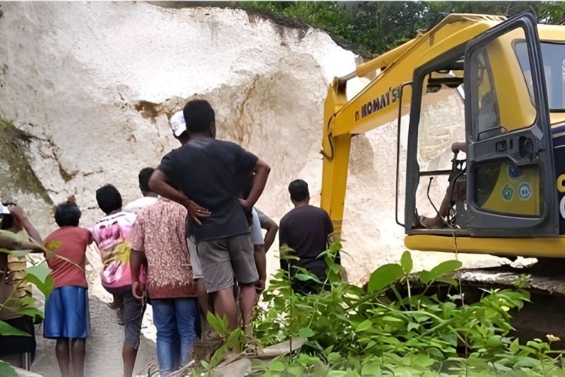 Operasi SAR gabungan bersama warga setempat melakukan evakuasi korban tanah longsor di Desa Kaukes, Kecamatan Bokan Kepulauan, Kabupaten Banggai Laut, Sabtu (15/7/2023).  &nbsp;