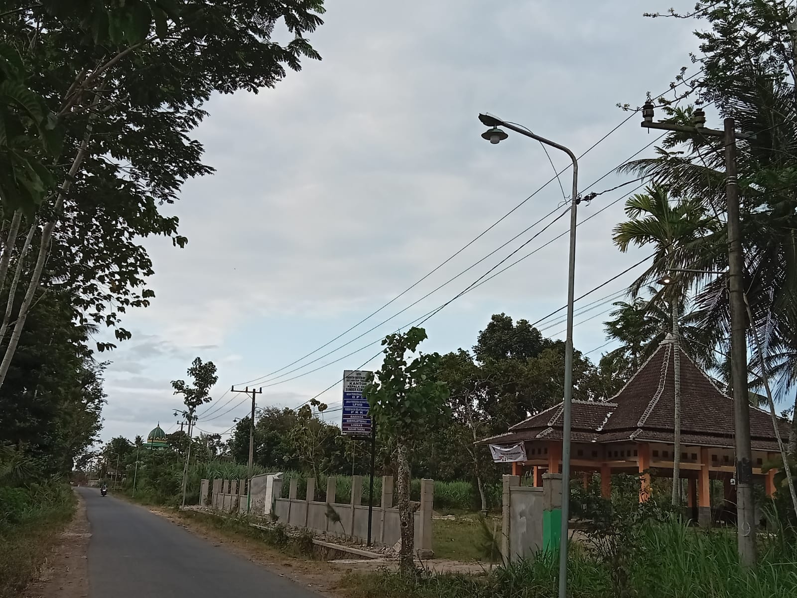 SEPI: Kondisi jalan Desa Sumber Kemuning, Kecamatan Tamanan, yang telah dipasang PJU. Bahkan warga juga sukarela mengganti lampu PJU yang mati dan redup.