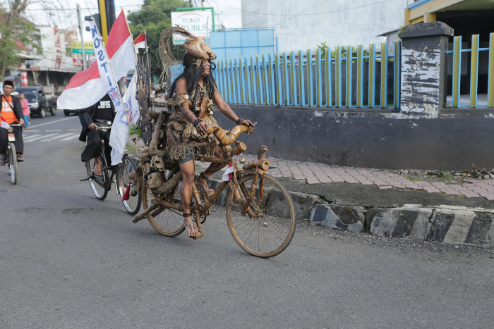 SEMANGAT: Hartono mengayuh sepeda yang dirakit dari bamboo dengan mengitari kota Jember, kemarin. DJALU/RADAR JEMBER