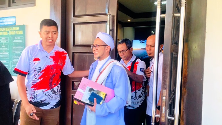 KETAT: Fahim Mawardi, terdakwa kasus dugaan pencabulan, keluar dari ruang sidang di PN Jember.