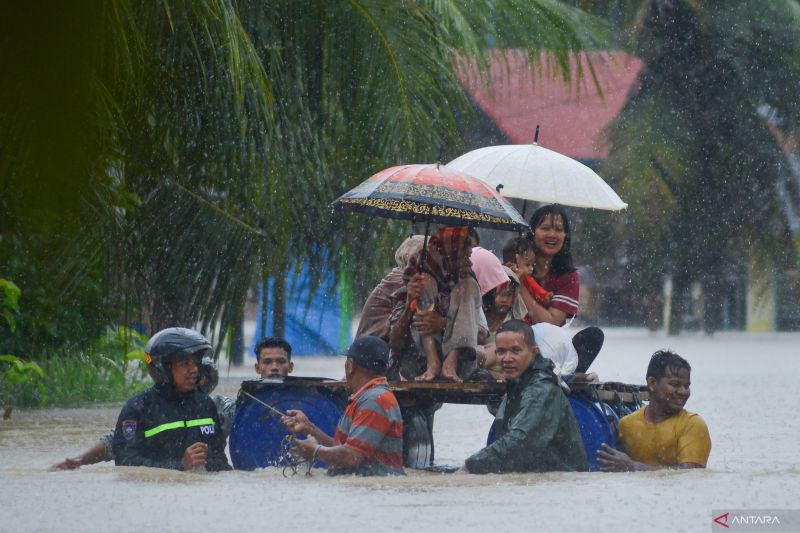 Arsip Foto - Personel TNI dan Polri mengevakuasi warga menggunakan perahu saat banjir melanda Nagari Kampung Galapuang, Ulakan Tapakis, Padang Pariaman, Sumatera Barat, Minggu (7/5/2023).