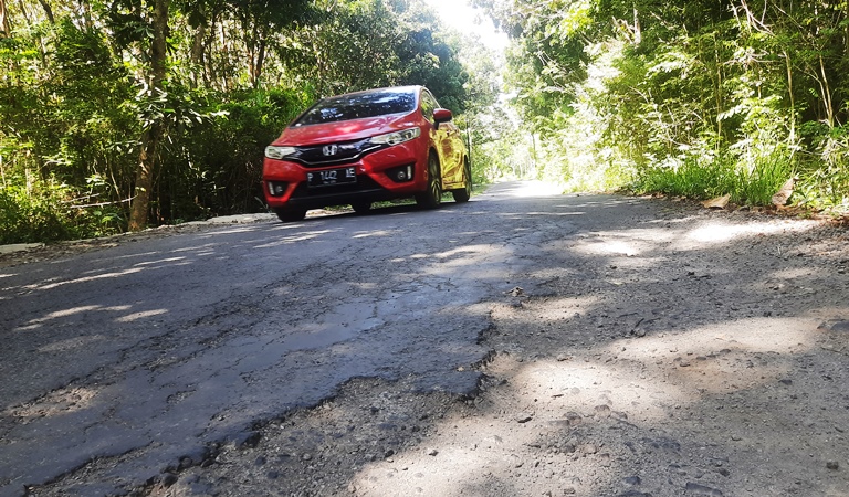 BERLUBANG: Kondisi jalan alternatif di Desa/Kecamatan Grujugan ini tidak ada penerangan lampu jalan, ditambah dengan aspal yang berlubang.