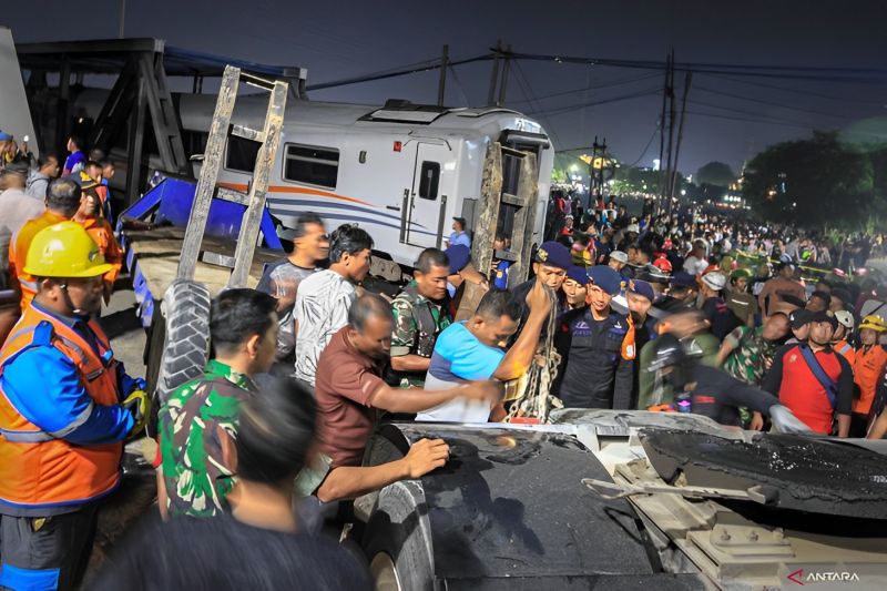 Petugas gabungan TNI, Polri, KAI, Pemadam Kebakaran Kota Semarang dan relawan berupaya mengevakuasi truk tronton bernomor polisi B 9934 IG yang tertabrak kereta api KA 112 Brantas relasi Pasar Senen -
