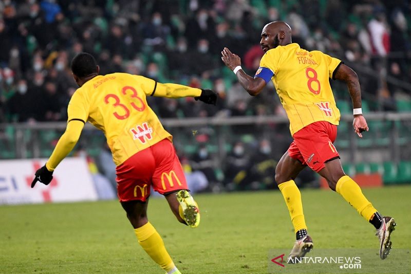 Gelandang RC Lens Seko Fofana (kanan) melakukan selebrasi seusai mencetak gol penentu kemenangan dramatis atas AS Saint-Etienne dalam laga lanjutan Liga Prancis di Stadion Geoffroy Guichard, Saint-Eti