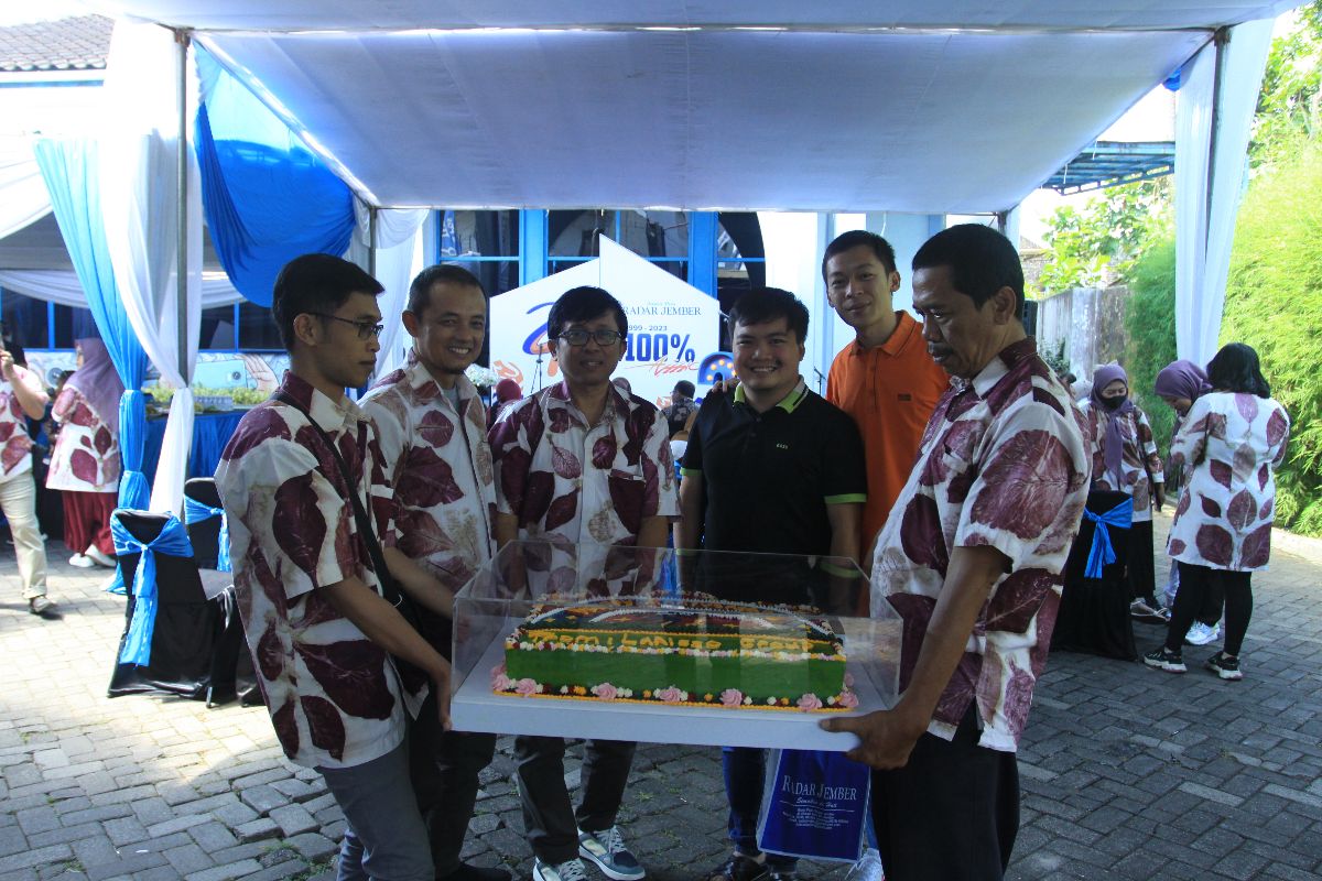 SPESIAL: Felix Leonardo Tanjaya Owner Larisso Group memberikan kue HUT Radar Jember kepada Direktur Jawa Pos Radar Jember Abdul Choliq Baya, kemarin.
