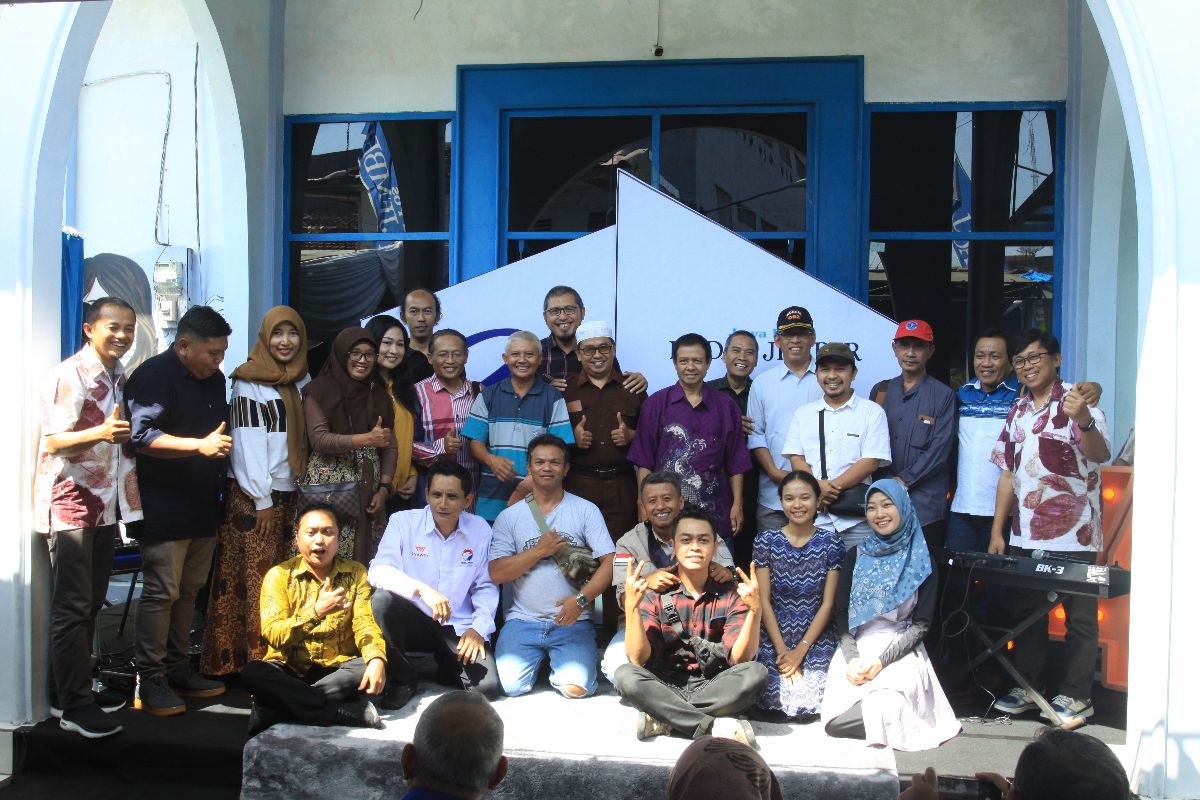 Alumnus Jawa Pos Radar Jember saat berfoto bersama.