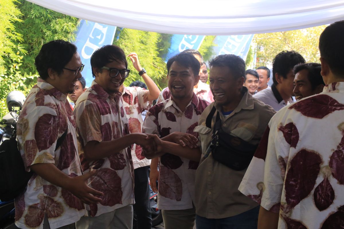 Wahyudi Widodo, mantan redaktur Radar Jember dan Radar Ijen disambut suka cita karyawan Radar Jember.